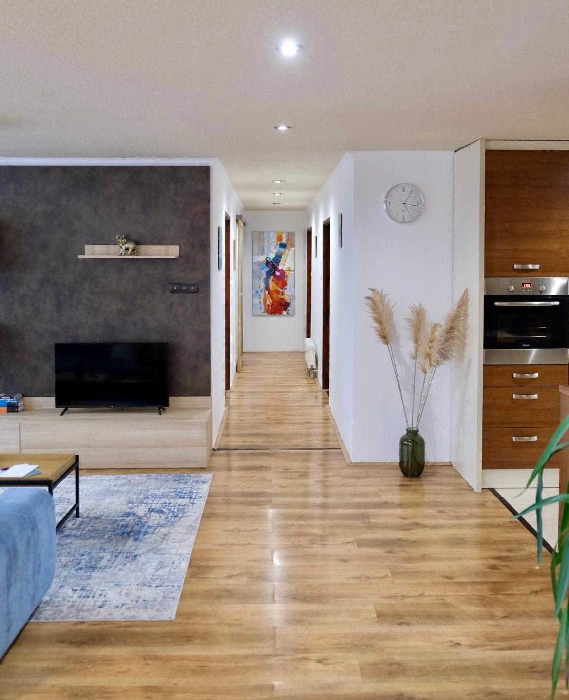 Apartment Tron 2 *